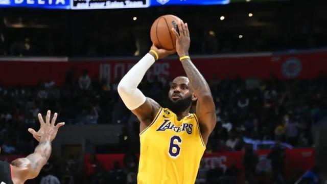 爱体育app-詹姆斯半场耻辱表现 湖人德比告负丧失前六主动权