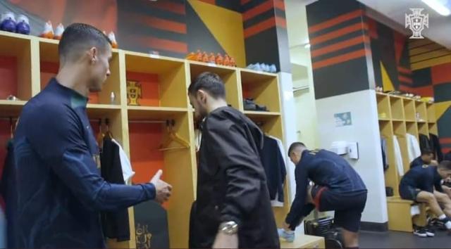 爱体育app-C罗跟B费说了啥？一句玩笑话：“你是坐船来的吗？”