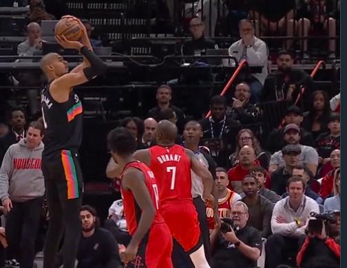 爱体育官网-低迷,文班亚马21中5&三分7中0仅得14分,下半场几乎得分挂零